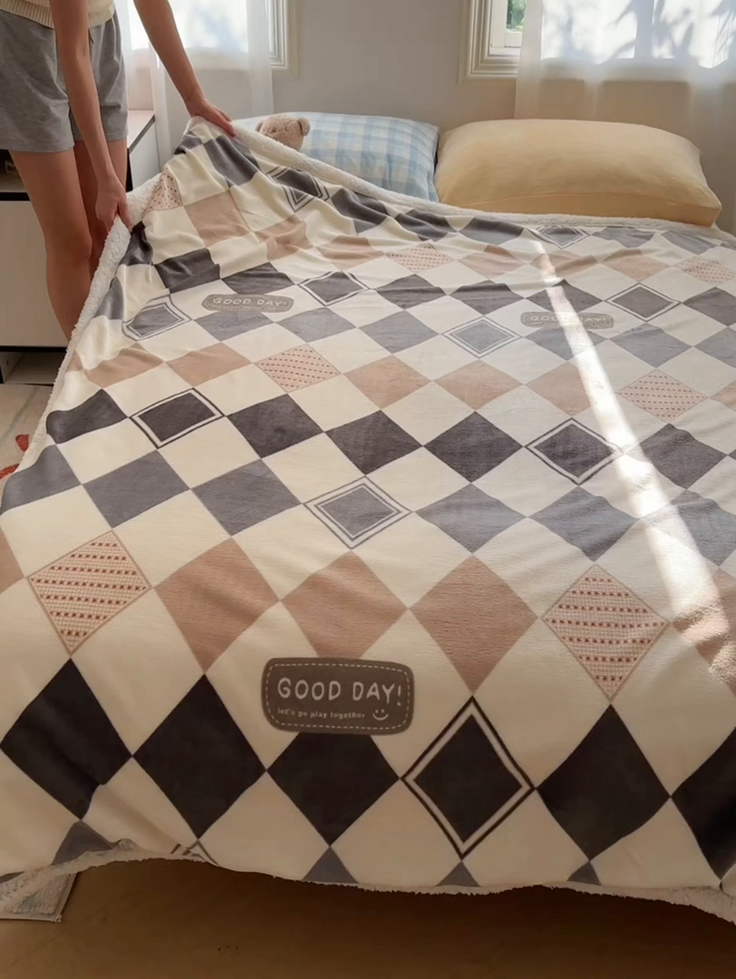 91家纺网 家纺一手货源 找家纺 小叮当家纺仓储工厂店 买家秀 爆款花型2025新款牛奶绒洛丽塔小清新印花系列毛毯毯子 几何空间