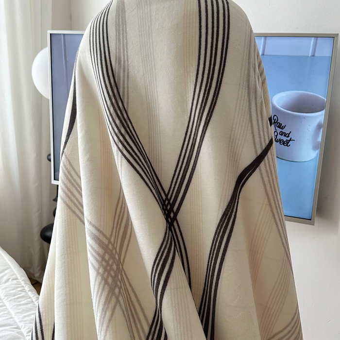 91家纺网 家纺一手货源 找家纺 小叮当家纺仓储工厂店 买家秀 爆款花型2025新款牛奶绒洛丽塔小清新印花系列毛毯毯子 莱茵河灰