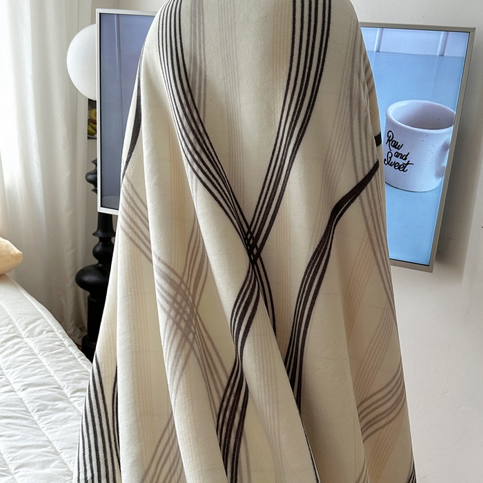 91家纺网 家纺一手货源 找家纺 小叮当家纺仓储工厂店 买家秀 爆款花型2025新款牛奶绒洛丽塔小清新印花系列毛毯毯子 莱茵河灰