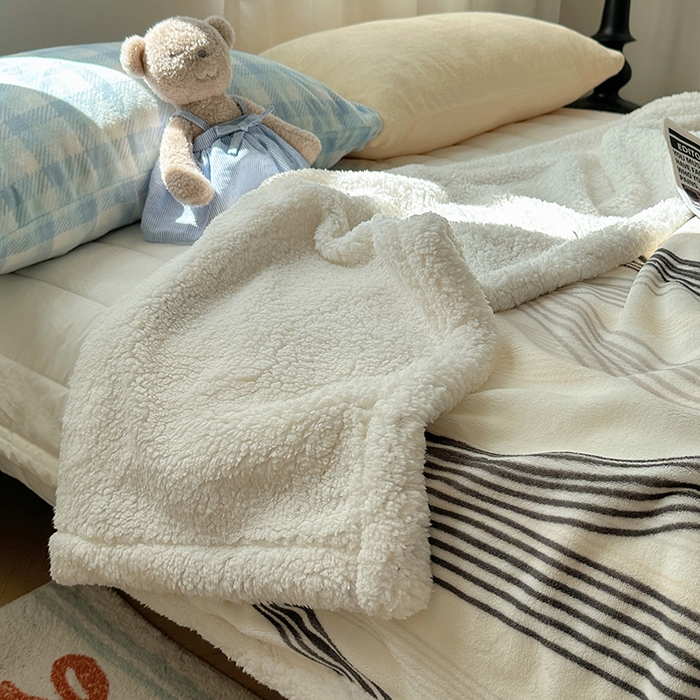 91家纺网 家纺一手货源 找家纺 小叮当家纺仓储工厂店 买家秀 爆款花型2025新款牛奶绒洛丽塔小清新印花系列毛毯毯子 莱茵河灰