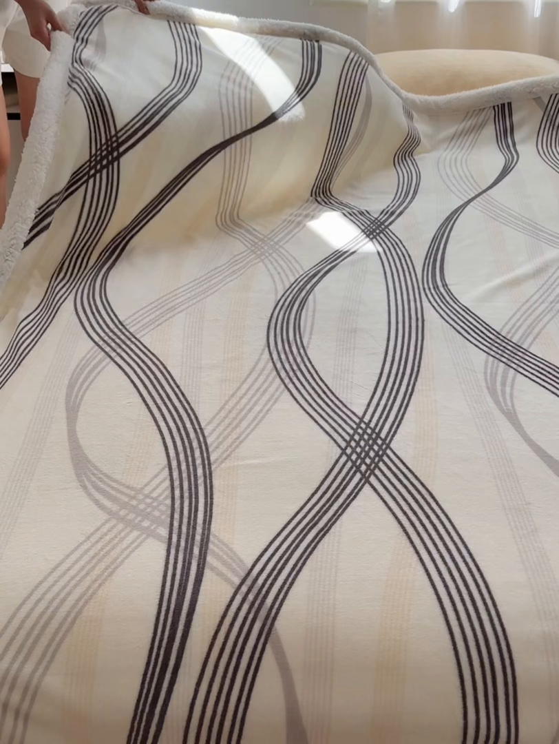 91家纺网 家纺一手货源 找家纺 小叮当家纺仓储工厂店 买家秀 爆款花型2025新款牛奶绒洛丽塔小清新印花系列毛毯毯子 莱茵河灰