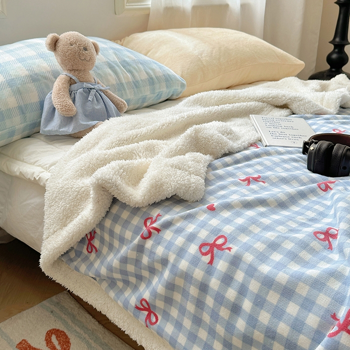 91家纺网 家纺一手货源 找家纺 小叮当家纺仓储工厂店 买家秀 爆款花型2025新款牛奶绒洛丽塔小清新印花系列毛毯毯子 蓝格少女心