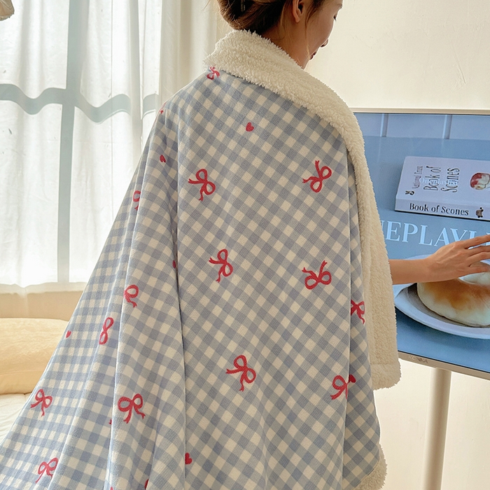 91家纺网 家纺一手货源 找家纺 小叮当家纺仓储工厂店 买家秀 爆款花型2025新款牛奶绒洛丽塔小清新印花系列毛毯毯子 蓝格少女心