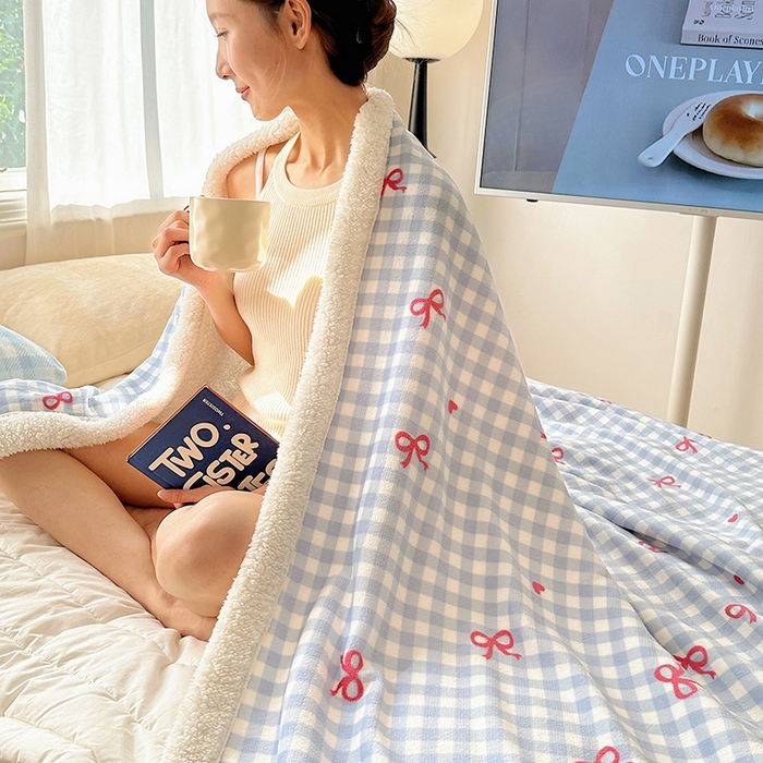 91家纺网 家纺一手货源 找家纺 小叮当家纺仓储工厂店 买家秀 爆款花型2025新款牛奶绒洛丽塔小清新印花系列毛毯毯子 蓝格少女心