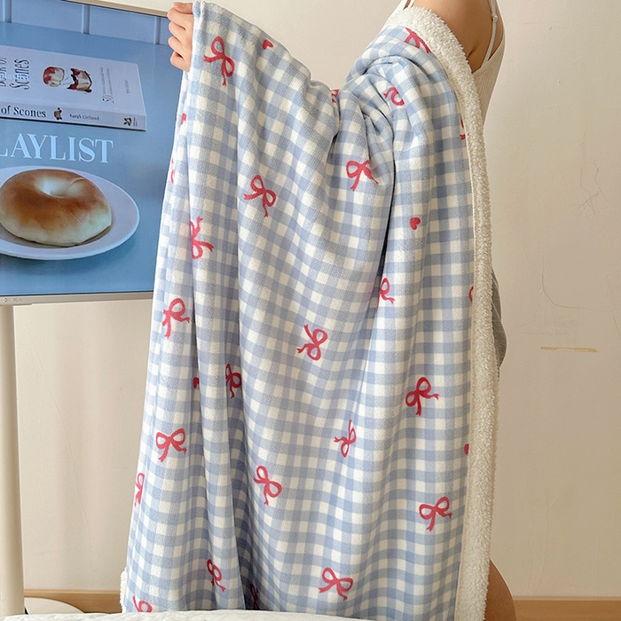 91家纺网 家纺一手货源 找家纺 小叮当家纺仓储工厂店 买家秀 爆款花型2025新款牛奶绒洛丽塔小清新印花系列毛毯毯子 蓝格少女心