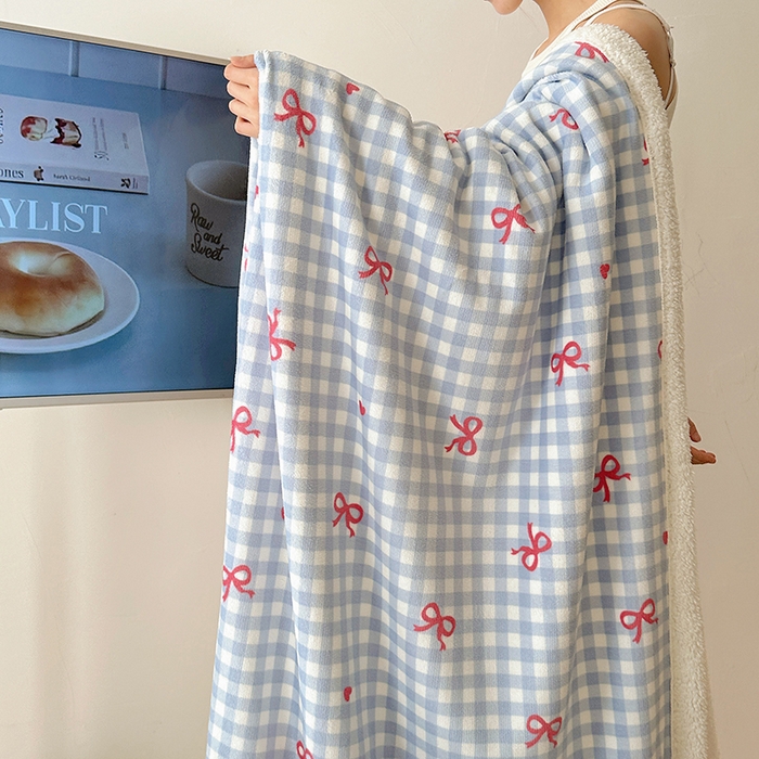 91家纺网 家纺一手货源 找家纺 小叮当家纺仓储工厂店 买家秀 爆款花型2025新款牛奶绒洛丽塔小清新印花系列毛毯毯子 蓝格少女心