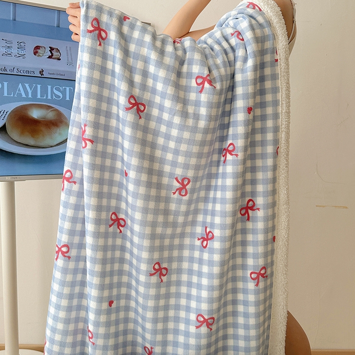 91家纺网 家纺一手货源 找家纺 小叮当家纺仓储工厂店 买家秀 爆款花型2025新款牛奶绒洛丽塔小清新印花系列毛毯毯子 蓝格少女心