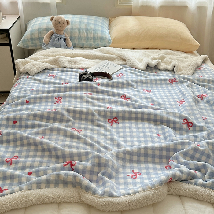 91家纺网 家纺一手货源 找家纺 小叮当家纺仓储工厂店 买家秀 爆款花型2025新款牛奶绒洛丽塔小清新印花系列毛毯毯子 蓝格少女心