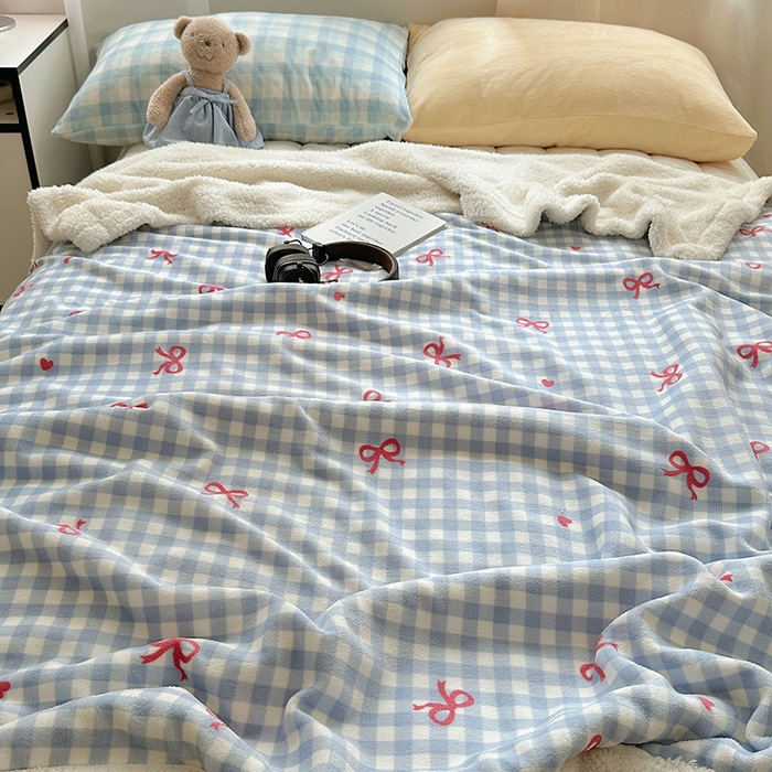 91家纺网 家纺一手货源 找家纺 小叮当家纺仓储工厂店 买家秀 爆款花型2025新款牛奶绒洛丽塔小清新印花系列毛毯毯子 蓝格少女心