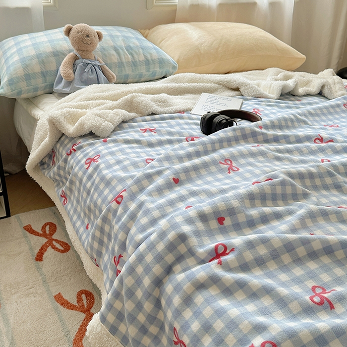 91家纺网 家纺一手货源 找家纺 小叮当家纺仓储工厂店 买家秀 爆款花型2025新款牛奶绒洛丽塔小清新印花系列毛毯毯子 蓝格少女心