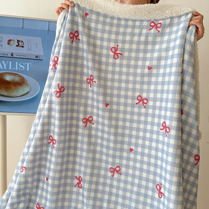 91家纺网 家纺一手货源 找家纺 小叮当家纺仓储工厂店 买家秀 爆款花型2025新款牛奶绒洛丽塔小清新印花系列毛毯毯子 蓝格少女心