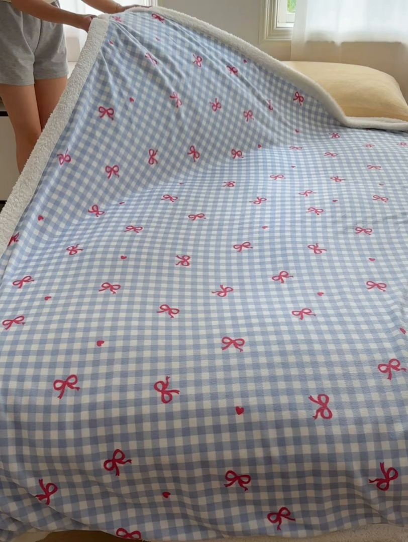 91家纺网 家纺一手货源 找家纺 小叮当家纺仓储工厂店 买家秀 爆款花型2025新款牛奶绒洛丽塔小清新印花系列毛毯毯子 蓝格少女心