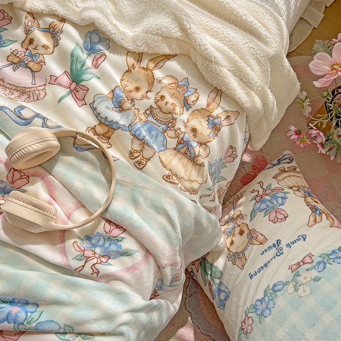 91家纺网 家纺一手货源 找家纺 小叮当家纺仓储工厂店 买家秀 爆款花型2025新款牛奶绒洛丽塔小清新印花系列毛毯毯子 萝莉小兔