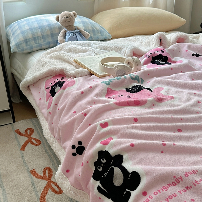 91家纺网 家纺一手货源 找家纺 小叮当家纺仓储工厂店 买家秀 爆款花型2025新款牛奶绒洛丽塔小清新印花系列毛毯毯子 皮皮猫