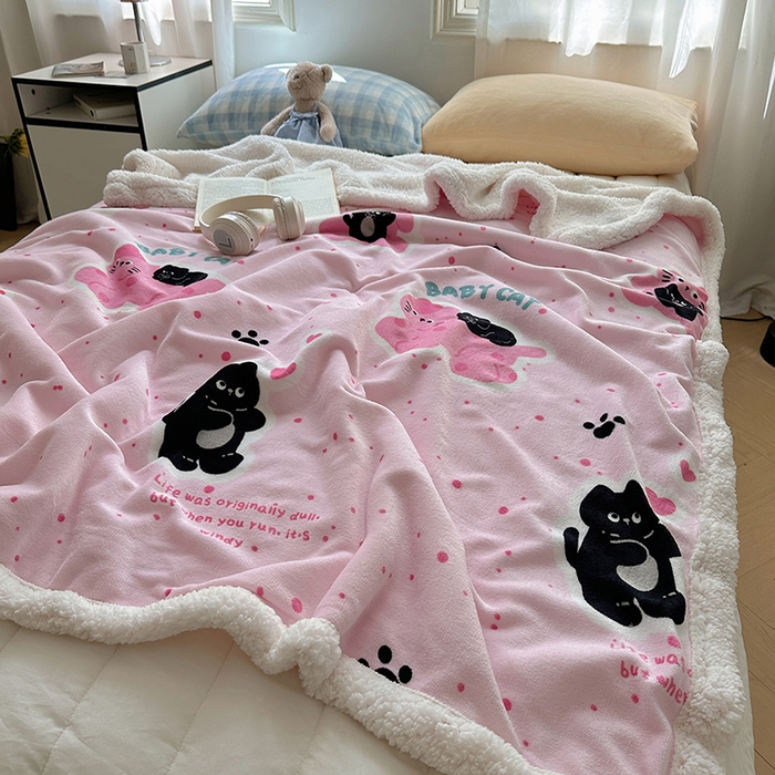 91家纺网 家纺一手货源 找家纺 小叮当家纺仓储工厂店 买家秀 爆款花型2025新款牛奶绒洛丽塔小清新印花系列毛毯毯子 皮皮猫