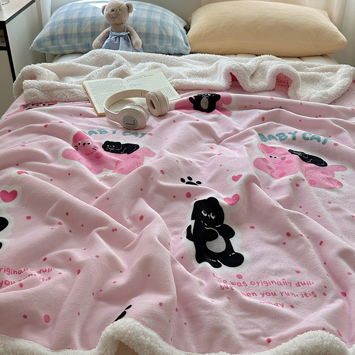 91家纺网 家纺一手货源 找家纺 小叮当家纺仓储工厂店 买家秀 爆款花型2025新款牛奶绒洛丽塔小清新印花系列毛毯毯子 皮皮猫