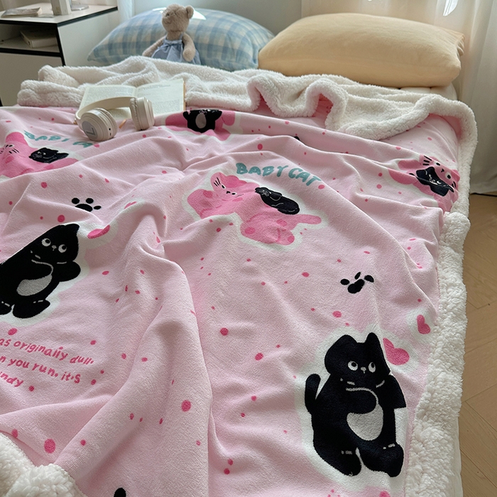 91家纺网 家纺一手货源 找家纺 小叮当家纺仓储工厂店 买家秀 爆款花型2025新款牛奶绒洛丽塔小清新印花系列毛毯毯子 皮皮猫