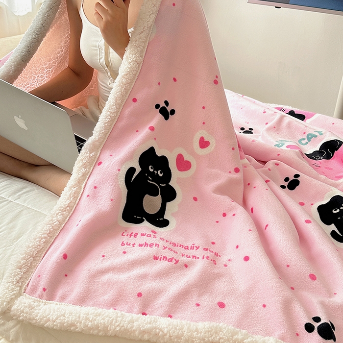 91家纺网 家纺一手货源 找家纺 小叮当家纺仓储工厂店 买家秀 爆款花型2025新款牛奶绒洛丽塔小清新印花系列毛毯毯子 皮皮猫