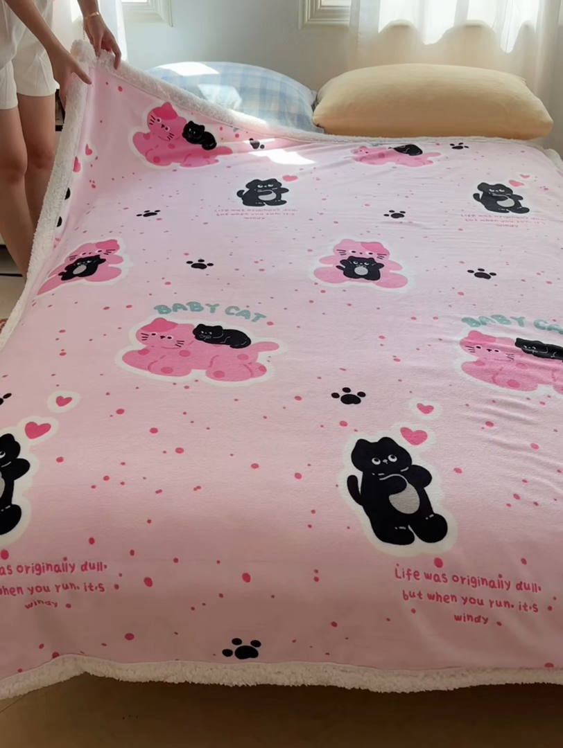 91家纺网 家纺一手货源 找家纺 小叮当家纺仓储工厂店 买家秀 爆款花型2025新款牛奶绒洛丽塔小清新印花系列毛毯毯子 皮皮猫