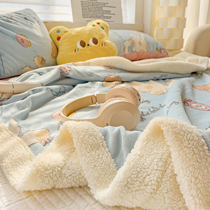 91家纺网 家纺一手货源 找家纺 小叮当家纺仓储工厂店 买家秀 爆款花型2025新款牛奶绒洛丽塔小清新印花系列毛毯毯子 俏皮猫