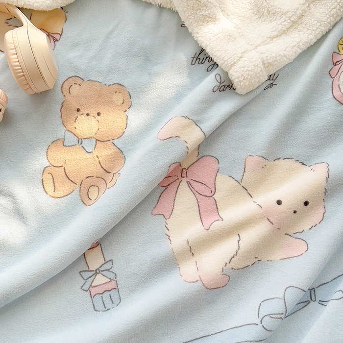 91家纺网 家纺一手货源 找家纺 小叮当家纺仓储工厂店 买家秀 爆款花型2025新款牛奶绒洛丽塔小清新印花系列毛毯毯子 俏皮猫