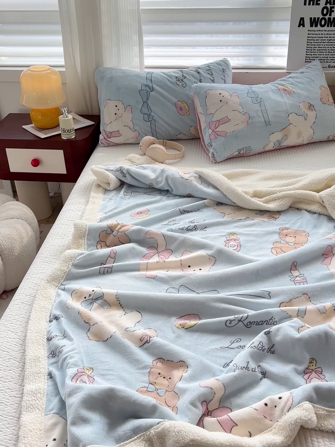 91家纺网 家纺一手货源 找家纺 小叮当家纺仓储工厂店 买家秀 爆款花型2025新款牛奶绒洛丽塔小清新印花系列毛毯毯子 俏皮猫