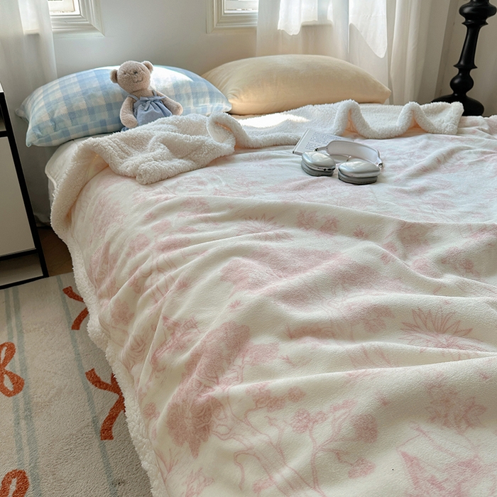 91家纺网 家纺一手货源 找家纺 小叮当家纺仓储工厂店 买家秀 爆款花型2025新款牛奶绒洛丽塔小清新印花系列毛毯毯子 山水情粉