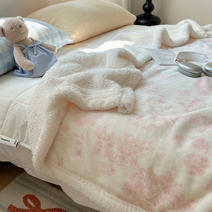 91家纺网 家纺一手货源 找家纺 小叮当家纺仓储工厂店 买家秀 爆款花型2025新款牛奶绒洛丽塔小清新印花系列毛毯毯子 山水情粉