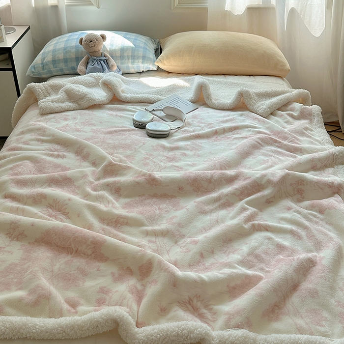 91家纺网 家纺一手货源 找家纺 小叮当家纺仓储工厂店 买家秀 爆款花型2025新款牛奶绒洛丽塔小清新印花系列毛毯毯子 山水情粉