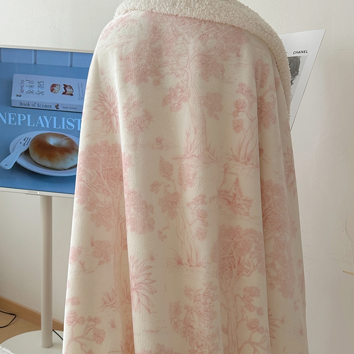 91家纺网 家纺一手货源 找家纺 小叮当家纺仓储工厂店 买家秀 爆款花型2025新款牛奶绒洛丽塔小清新印花系列毛毯毯子 山水情粉