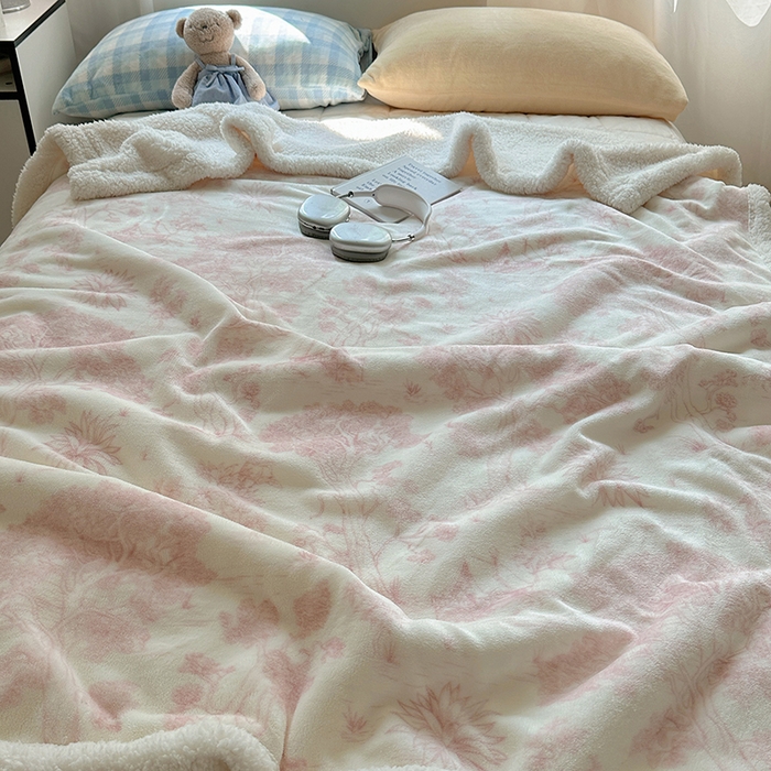 91家纺网 家纺一手货源 找家纺 小叮当家纺仓储工厂店 买家秀 爆款花型2025新款牛奶绒洛丽塔小清新印花系列毛毯毯子 山水情粉