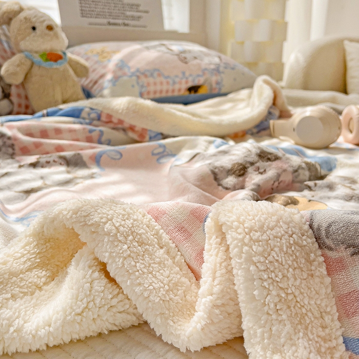 91家纺网 家纺一手货源 找家纺 小叮当家纺仓储工厂店 买家秀 爆款花型2025新款牛奶绒洛丽塔小清新印花系列毛毯毯子 寿星喵