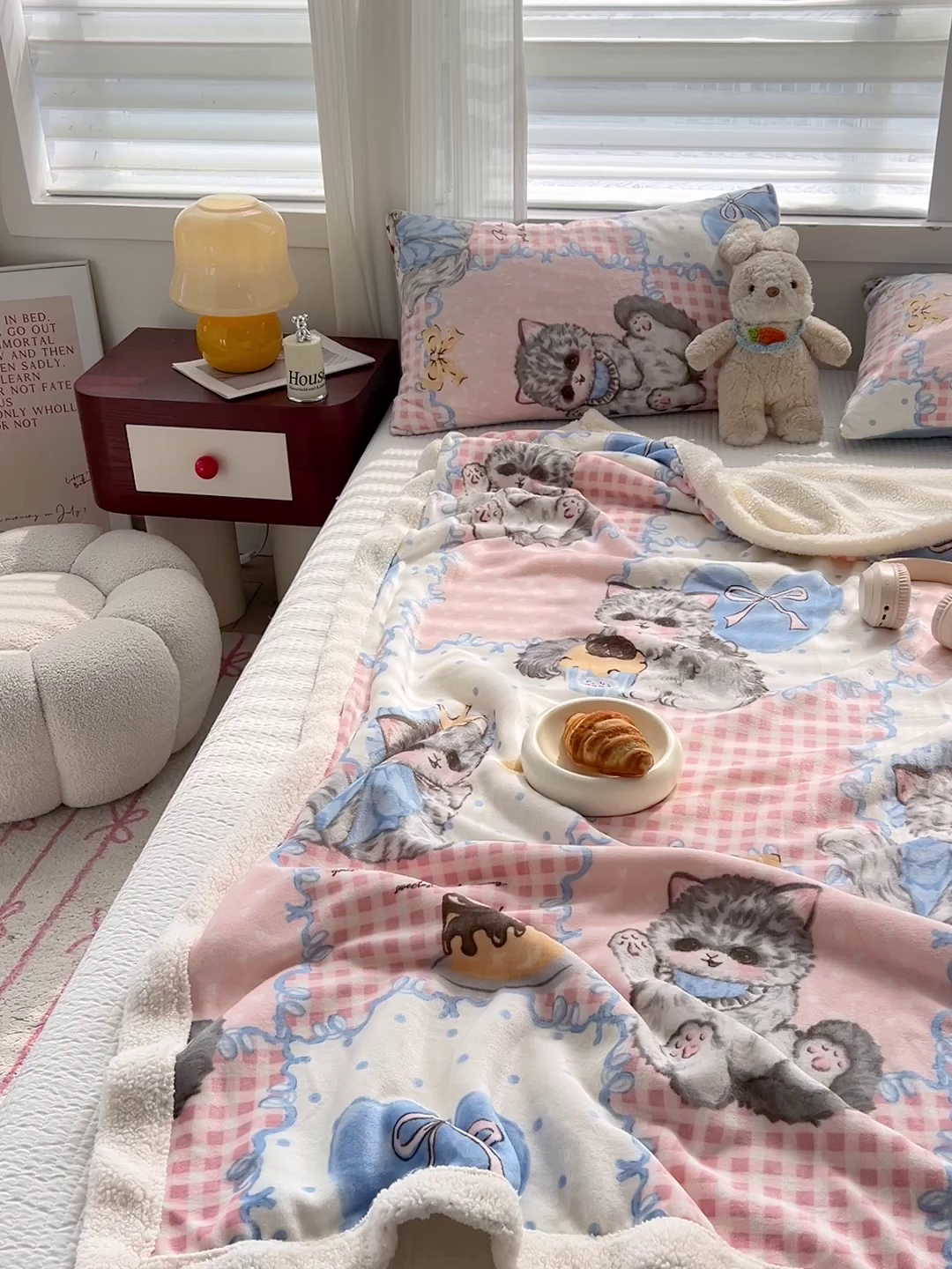 91家纺网 家纺一手货源 找家纺 小叮当家纺仓储工厂店 买家秀 爆款花型2025新款牛奶绒洛丽塔小清新印花系列毛毯毯子 寿星喵