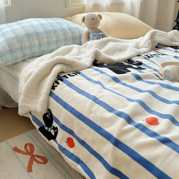 91家纺网 家纺一手货源 找家纺 小叮当家纺仓储工厂店 买家秀 爆款花型2025新款牛奶绒洛丽塔小清新印花系列毛毯毯子 条纹猫