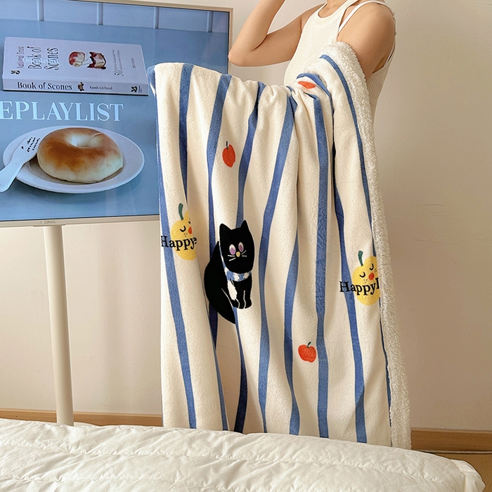 91家纺网 家纺一手货源 找家纺 小叮当家纺仓储工厂店 买家秀 爆款花型2025新款牛奶绒洛丽塔小清新印花系列毛毯毯子 条纹猫