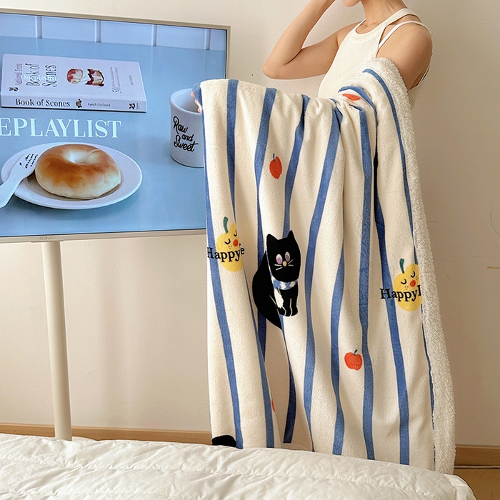 91家纺网 家纺一手货源 找家纺 小叮当家纺仓储工厂店 买家秀 爆款花型2025新款牛奶绒洛丽塔小清新印花系列毛毯毯子 条纹猫