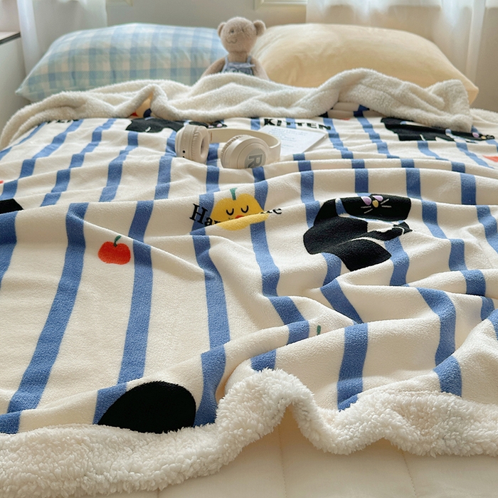 91家纺网 家纺一手货源 找家纺 小叮当家纺仓储工厂店 买家秀 爆款花型2025新款牛奶绒洛丽塔小清新印花系列毛毯毯子 条纹猫