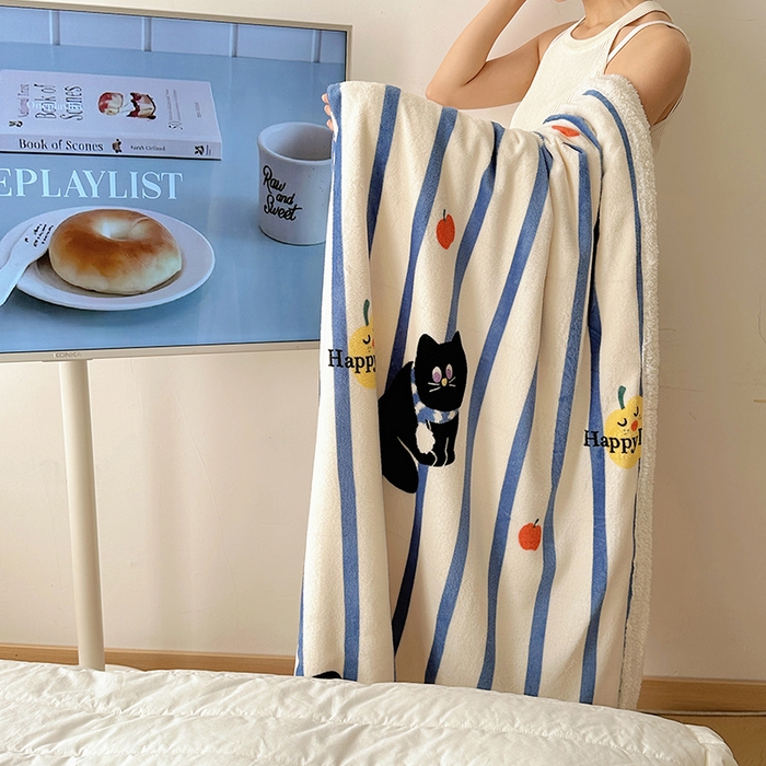 91家纺网 家纺一手货源 找家纺 小叮当家纺仓储工厂店 买家秀 爆款花型2025新款牛奶绒洛丽塔小清新印花系列毛毯毯子 条纹猫