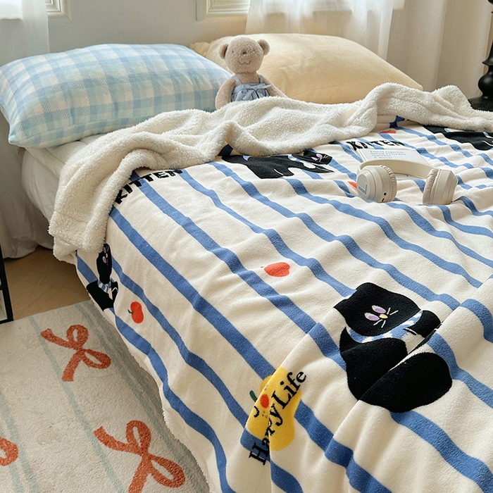 91家纺网 家纺一手货源 找家纺 小叮当家纺仓储工厂店 买家秀 爆款花型2025新款牛奶绒洛丽塔小清新印花系列毛毯毯子 条纹猫