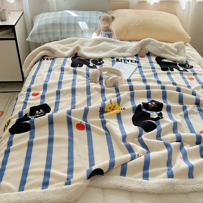 91家纺网 家纺一手货源 找家纺 小叮当家纺仓储工厂店 买家秀 爆款花型2025新款牛奶绒洛丽塔小清新印花系列毛毯毯子 条纹猫