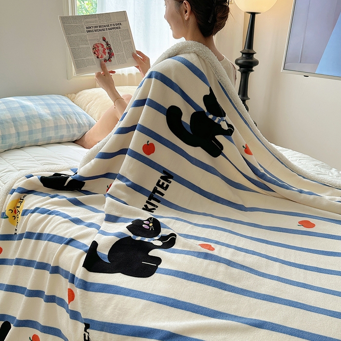 91家纺网 家纺一手货源 找家纺 小叮当家纺仓储工厂店 买家秀 爆款花型2025新款牛奶绒洛丽塔小清新印花系列毛毯毯子 条纹猫