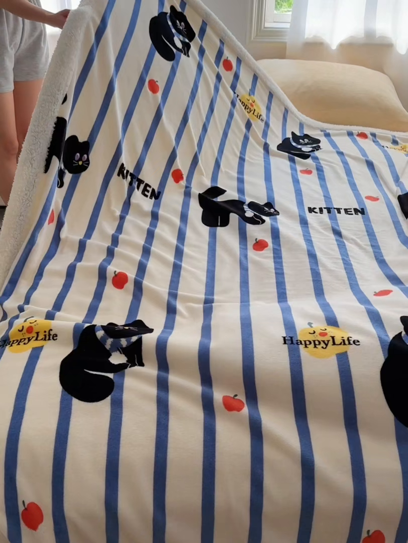 91家纺网 家纺一手货源 找家纺 小叮当家纺仓储工厂店 买家秀 爆款花型2025新款牛奶绒洛丽塔小清新印花系列毛毯毯子 条纹猫