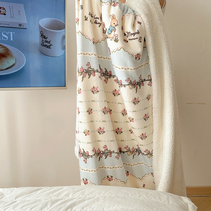 91家纺网 家纺一手货源 找家纺 小叮当家纺仓储工厂店 买家秀 爆款花型2025新款牛奶绒洛丽塔小清新印花系列毛毯毯子 兔兔小卡