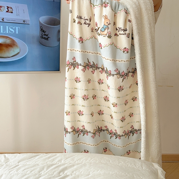 91家纺网 家纺一手货源 找家纺 小叮当家纺仓储工厂店 买家秀 爆款花型2025新款牛奶绒洛丽塔小清新印花系列毛毯毯子 兔兔小卡