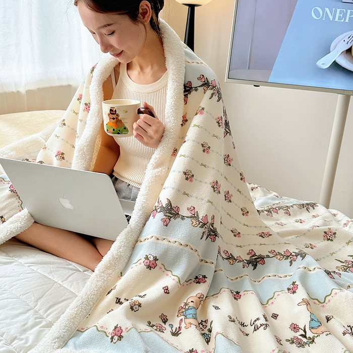 91家纺网 家纺一手货源 找家纺 小叮当家纺仓储工厂店 买家秀 爆款花型2025新款牛奶绒洛丽塔小清新印花系列毛毯毯子 兔兔小卡