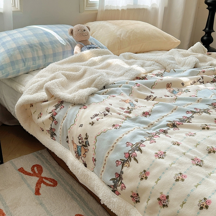 91家纺网 家纺一手货源 找家纺 小叮当家纺仓储工厂店 买家秀 爆款花型2025新款牛奶绒洛丽塔小清新印花系列毛毯毯子 兔兔小卡