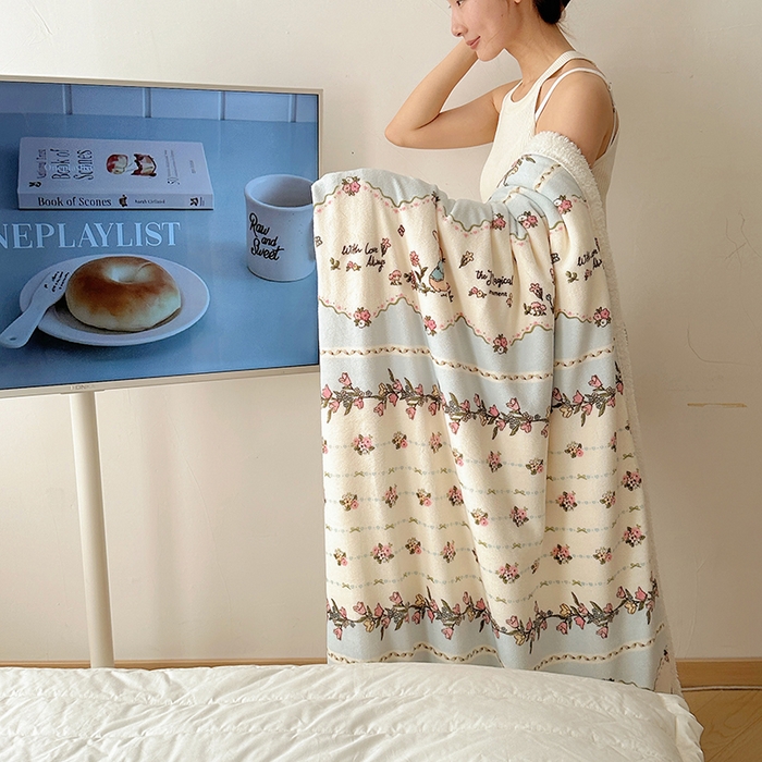 91家纺网 家纺一手货源 找家纺 小叮当家纺仓储工厂店 买家秀 爆款花型2025新款牛奶绒洛丽塔小清新印花系列毛毯毯子 兔兔小卡