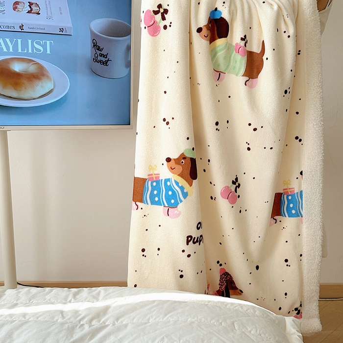 91家纺网 家纺一手货源 找家纺 小叮当家纺仓储工厂店 买家秀 爆款花型2025新款牛奶绒洛丽塔小清新印花系列毛毯毯子 小辣狗