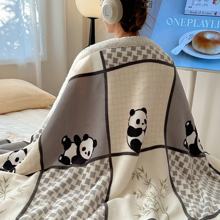 91家纺网 家纺一手货源 找家纺 小叮当家纺仓储工厂店 买家秀 爆款花型2025新款牛奶绒洛丽塔小清新印花系列毛毯毯子 熊猫皮皮