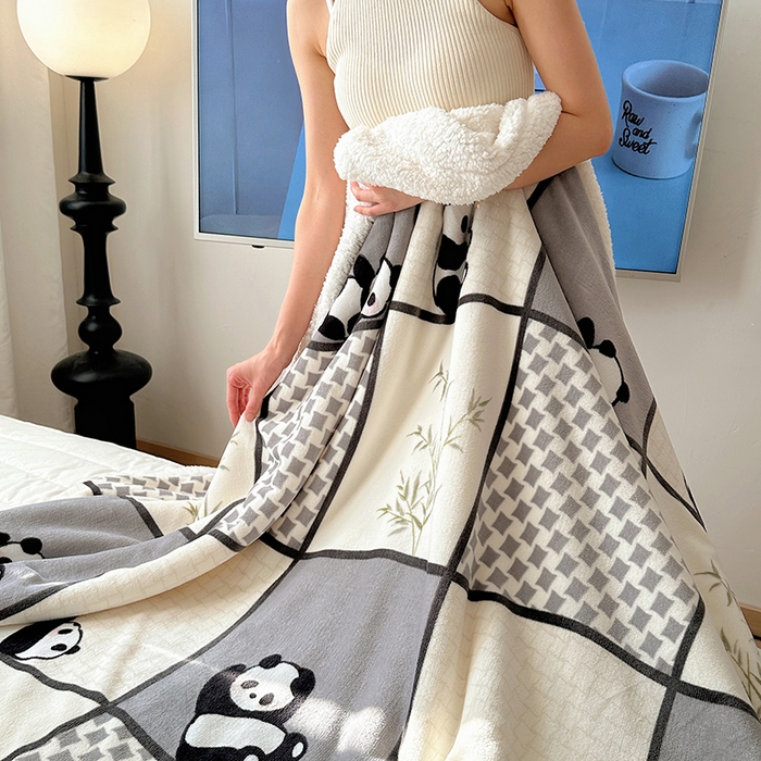 91家纺网 家纺一手货源 找家纺 小叮当家纺仓储工厂店 买家秀 爆款花型2025新款牛奶绒洛丽塔小清新印花系列毛毯毯子 熊猫皮皮